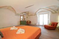 Artistic Ceiling - AC - King Bed - Self Check-In - B&B Génova