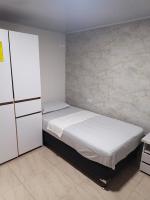Tweepersoonskamer met 2 Aparte Bedden en Eigen Badkamer