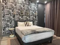 Industrial Loft Steps to Mercedes-Benz Stadium at Castleberry - B&B Atlanta
