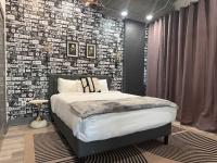 Industrial Loft Steps to Mercedes-Benz Stadium at Castleberry - B&B Atlanta