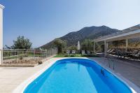 Family Villa Basilicata Gloria with Private Heated Pool, BBQ & Kid's Play Area - Chambres d'hôtes Vlycháda