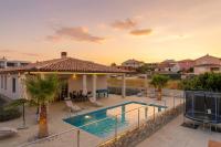 New modern villa Riz with private pool near the town center and beach by WiiBuk - Chambres d'hôtes Pula