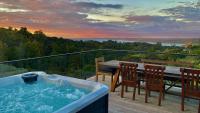 Nestled in Nature 3 Bedroom- Spa Pool & Sauna & Pilates Studio - B&B Raglan