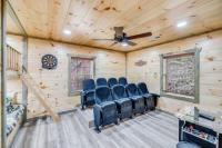 Cozy Cub Cabin - Movie Room, Games, & Hot Tub! - Ferienwohnung Gatlinburg