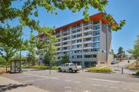 Homely Modern Apt between the Lake and City - Hosted by CanStay - B&B Canberra