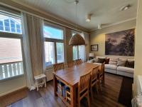 Large apartment in a 19th-century wooden house in the center of Hanko - Ferienwohnung Hanko