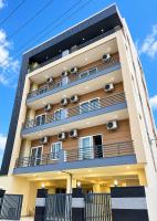 Alpha Stays 1BHK Service Apartment Near Artemis Hospital Gurgaon Manage by Revemaster Hospitality - Chambres d'hôtes Gurgaon