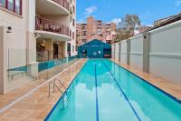 Surry Hills with views pool gym plus parking - B&B Sydney