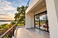 Lakefront Private Pool Villa Full Privacy Nature Escape - Chambres d'hôtes Malsiripura