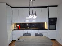 Wohnug 122m2 mit grossem Balkon! - Chambres d'hôtes Gjakova