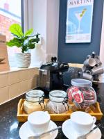 Basement Game Room & Workspace Two Spacious Bedrooms Close to Train Station - B&B Warwick
