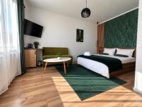 Zimmer mit Kingsize-Bett und Gartenblick. 