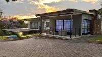The Van Wijk Residence 3Bedroom Private Home - Chambres d'hôtes Mbombela