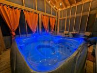 Romantic Fall Foliage Couples Cabin, Private Hot Tub, EV Station, Fast 600 Mbps WiFi - Chambres d'hôtes Mars Hill