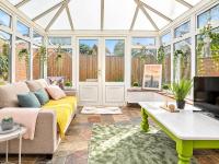 Central Bedford FREE Parking & Private Garden& Conservatory Perfect for large group of people - B&B Bedford