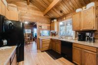 Woodsy Cabin with Private Hot Tub Game Tables & 8 SHARC Passes - Dogs OK - B&B Sunriver