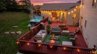 6BR Luxury Mountain Retreat - Hot Tub, Game Room, Lake, Beach, Karaoke, Bar, Poconos - Bed and Breakfast Albrightsville