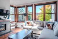 Waterfront condo with magnificent view - Chambres d'hôtes Lac-Supérieur