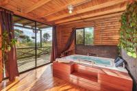 Luz del bosque, chalet con jacuzzi y chimenea en Santa Elena - B&B Medellín