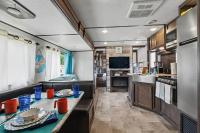 Your Glamping Escape Awaits 5 miles from the Beach - B&B Gulf Shores