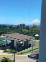 Coastal Crest View l 1BR with Balcony l Pool - Chambres d'hôtes Talisay