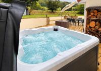 Bath Mansion with Hot Tub,Luxury 5-Bedroom House, Panoramic Views, BBQ & Pizza Oven ,Sleeps 12 ,8 Minutes from Bath City Centre - B&B Bath