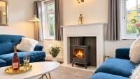 Centre of Stoke Fleming near Dartmouth - Beautifully Decorated & Cosy Apartment - Premium Beds with Crisp white bedding - Peaceful Location - Private Outdoor Patio - Private Parking - Beaches, Village Pub & Restaurant - Perfect for a Relaxing Holiday - B&B Stoke Fleming