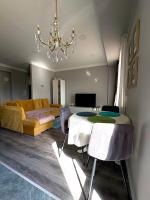Central Apartment with Panoramic Mountain Views - Ferienwohnung Almaty