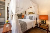 Villa Saraswati Ubud - 6BR Balinese Elegance with Pool and Temple Views - B&B Ubud