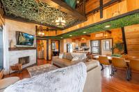 Sunset Ridge cabin 21 miles from Chatt TN Indoor pool & hot tub - Bed and Breakfast Bryant