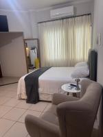 Kitnet-área central, cama queen ,wifi, tv e ar-condionado - B&B Presidente Prudente