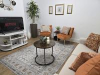 Beautiful 4 bed, 2 showers, sleeps 8 - Ferienwohnung Crewe