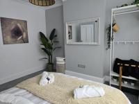 Beautiful 4 bed, 2 showers, sleeps 8 - Ferienwohnung Crewe