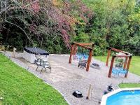 Jamesville Retreat With Pool and Hot Tub - Chambres d'hôtes Jamesville