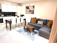 Westferry Deluxe Three-Bedroom Apartment with Patio - B&B London