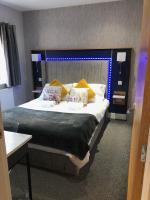 Luxury Woodlands Lodge with Hot Tub courtyard - B&B Firsby