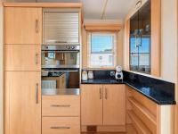 Lovely caravan with decking at Seabreeze Holiday Park in Hemsby ref 78098SB - B&B Hemsby