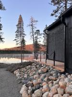 Villa Lumikero - korkeatasoinen järvenrantahuvila tunturinäkymällä - B&B Enontekiö