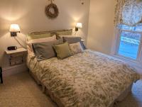 Habitación con cama grande y vistas al jardín