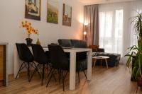 Kotlina Kłodzka - Rodzinny przestrzenny apartament dla 6 osób , 3 pokoje , 63 m , balkon , podziemny garaż FREE, z ładowarką dla elektryków - B&B Kłodzko