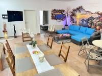 Wallprint Design Ferienwohnung 85 qm voller 3D Kunst im Herzen von Wittenberge 3 Schlafzimmer und Schlafcouch für 4 Gäste 5 Waipu TV Badewanne voll ausgestattete Küche und kostenloser Privatparkplatz - Chambres d'hôtes Wittenberge
