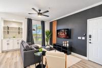 Charming 2B King Bed with Pool Hot Tub, Gym, Parking - Chambres d'hôtes Glendale