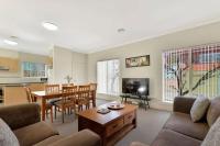 Spacious 2 Bed, 2 Bath Villa, CBD Location - B&B Orange