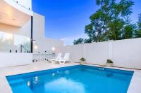 Heights of Luxury - Elite Contemporary Entertainer - B&B Wog Wog