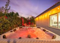 The Coachella Gem with Spa and Fire-pit sleeps 14 - Chambres d'hôtes Coachella