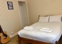 George Harrison's Former 3Bed Home in Liverpool - B&B Speke
