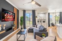 Chic 2BD King Bed with Pool, Hot Tub, Gym, Parking - B&B Glendale