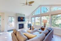 Luxe townhome with amazing ocean & mountain views - walk to beach & downtown - B&B Manzanita