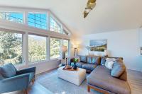 Luxe townhome with amazing ocean & mountain views - walk to beach & downtown - B&B Manzanita