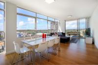 B&B Sydney - Moore to See - Modern and Spacious 3BR Zetland Apartment with Views over Moore Park - Bed and Breakfast Sydney